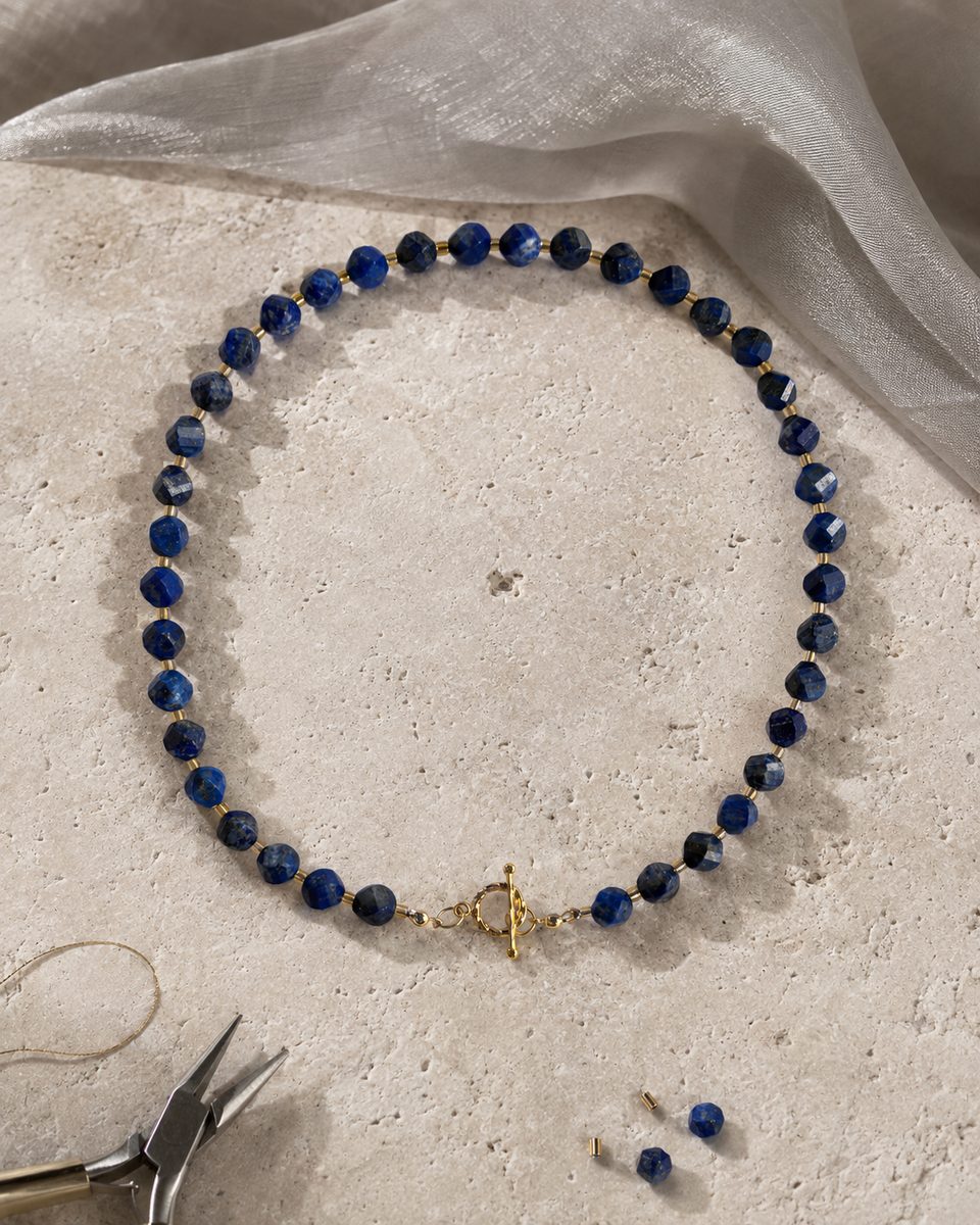 Lapis lazuli boncuklu kolye, altın rengi ara boncuklar